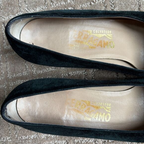 Salvatore Ferragamo Suede Pumps Women's 8 B Black Low Heel VTG Classic Staple - Picture 5 of 10